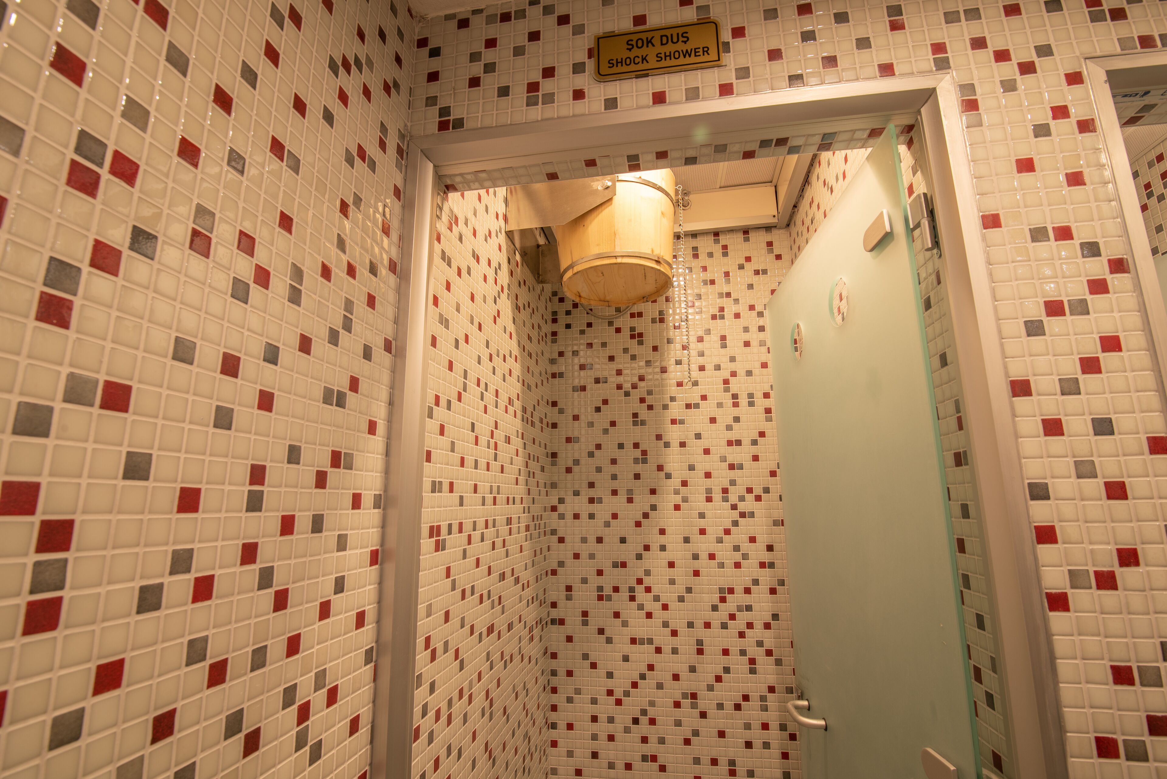 sauna, steam room, turkish bath/hammam, sports massages, massages