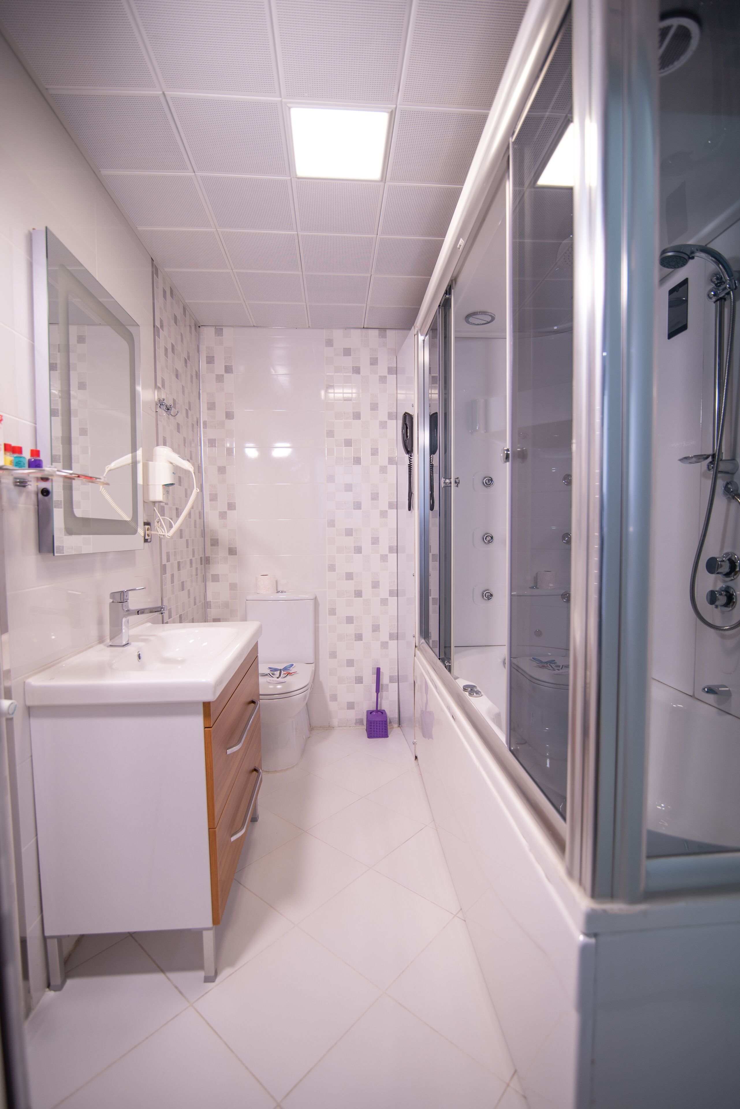 king suit, jakuzi, dag manzarali | bathroom | shower, hair dryer, slippers, towels