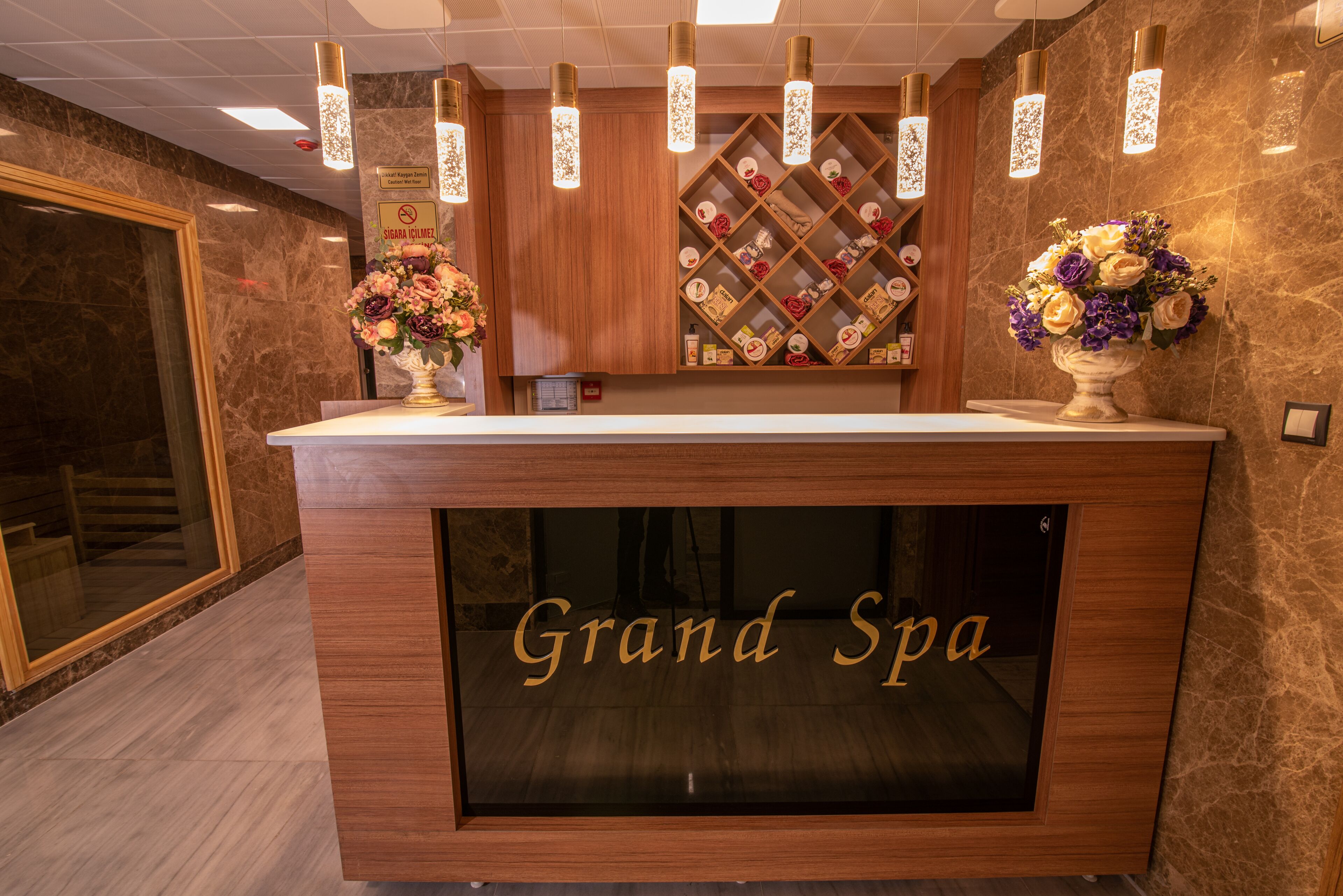 sauna, steam room, turkish bath/hammam, sports massages, massages