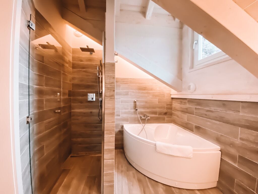 panoramic suite, mountain view | bathroom | bathtub, free toiletries, hair dryer, slippers