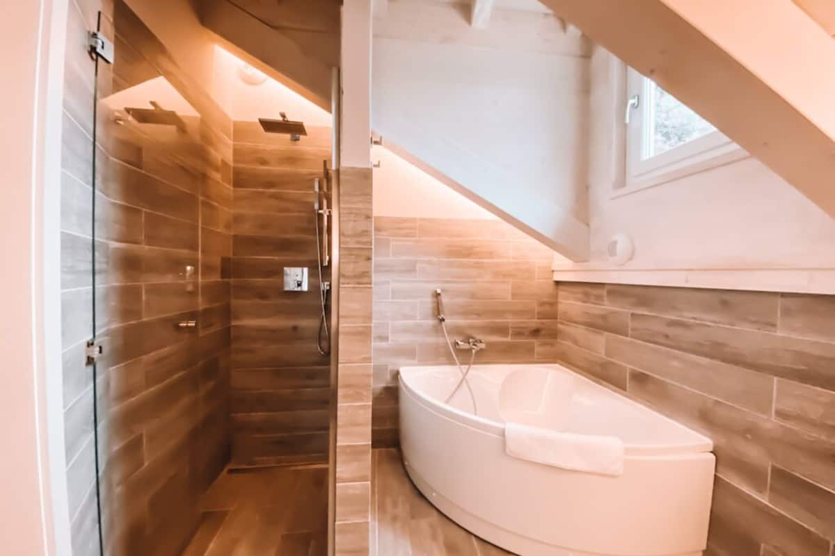 panoramic suite, mountain view | bathroom | bathtub, free toiletries, hair dryer, slippers