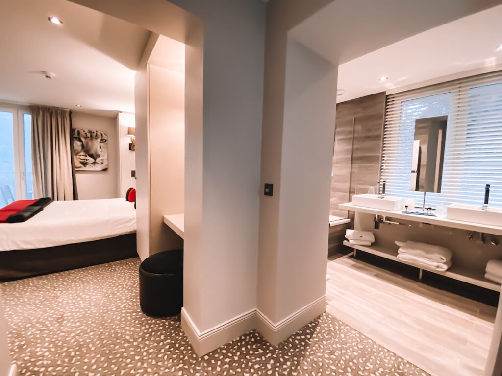 executive double or twin room, balcony, mountain view | bathroom | bathtub, free toiletries, hair dryer, slippers