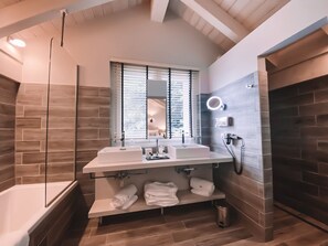 Suite | Bathroom | Bathtub, free toiletries, hair dryer, slippers