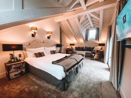 Suite, vistas a la montaña | Ropa de cama de alta calidad y minibar con artículos gratuitos