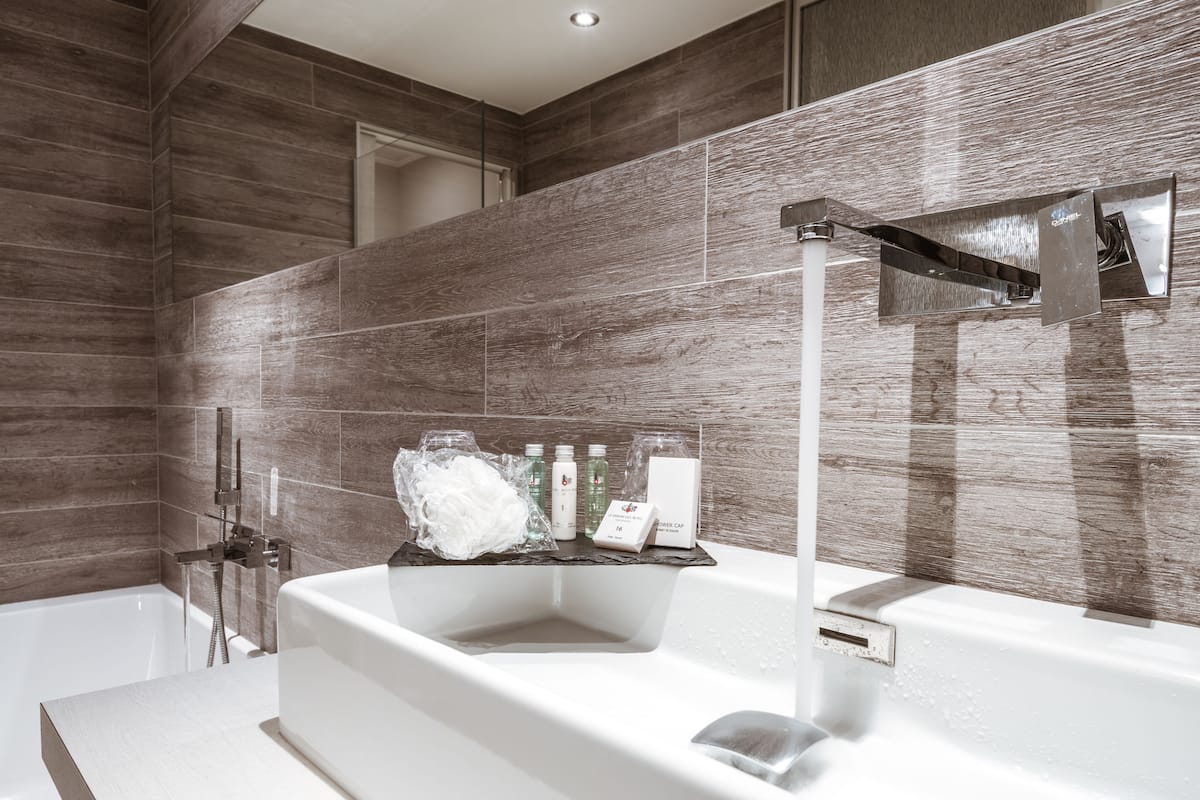 executive double or twin room, balcony, mountain view | bathroom | bathtub, free toiletries, hair dryer, slippers