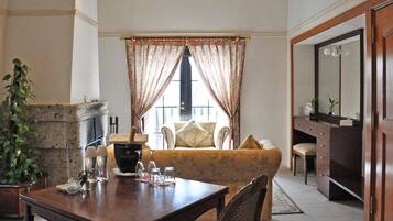 Ashinoko Extra Room | Desk, bed sheets