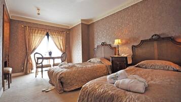 Chambre avec lits jumeaux (Pavillion) | Bureau, draps fournis