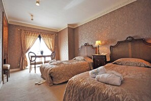 Desk, bed sheets - Auberge au Mirador (Hakone)