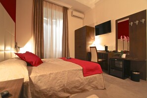 In-room safe, desk, soundproofing, rollaway beds - Andrea Doria Resort (Rome)