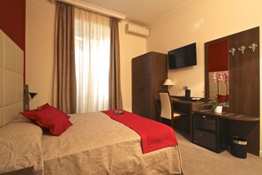 In-room safe, desk, soundproofing, rollaway beds - Andrea Doria Resort (Rome)