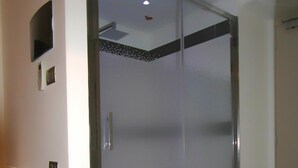 A modern bathroom with a glass-enclosed shower, a white wall, and a tiled floor. - Andrea Doria Resort (Rome)