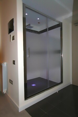 Douche, articles de toilette gratuits, sèche-cheveux, bidet