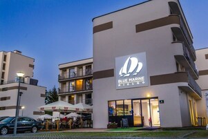 Fachada de la propiedad por la tarde o noche