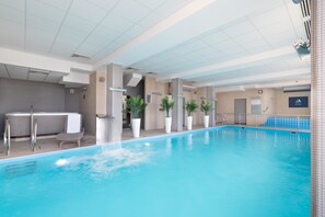 Una piscina cubierta