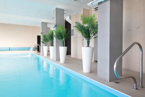 Una piscina cubierta