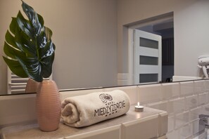 Quarto casal luxo | Banheiro | Produtos de toalete grátis, secador de cabelo, toalhas de banho 