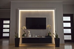 Apartamento superior | Sala de estar | TV de tela plana