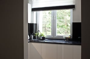 Apartamento exclusivo, 3 quartos | Cozinha americana privada | Frigobar, cooktop, cafeteira/chaleira, chaleira elétrica