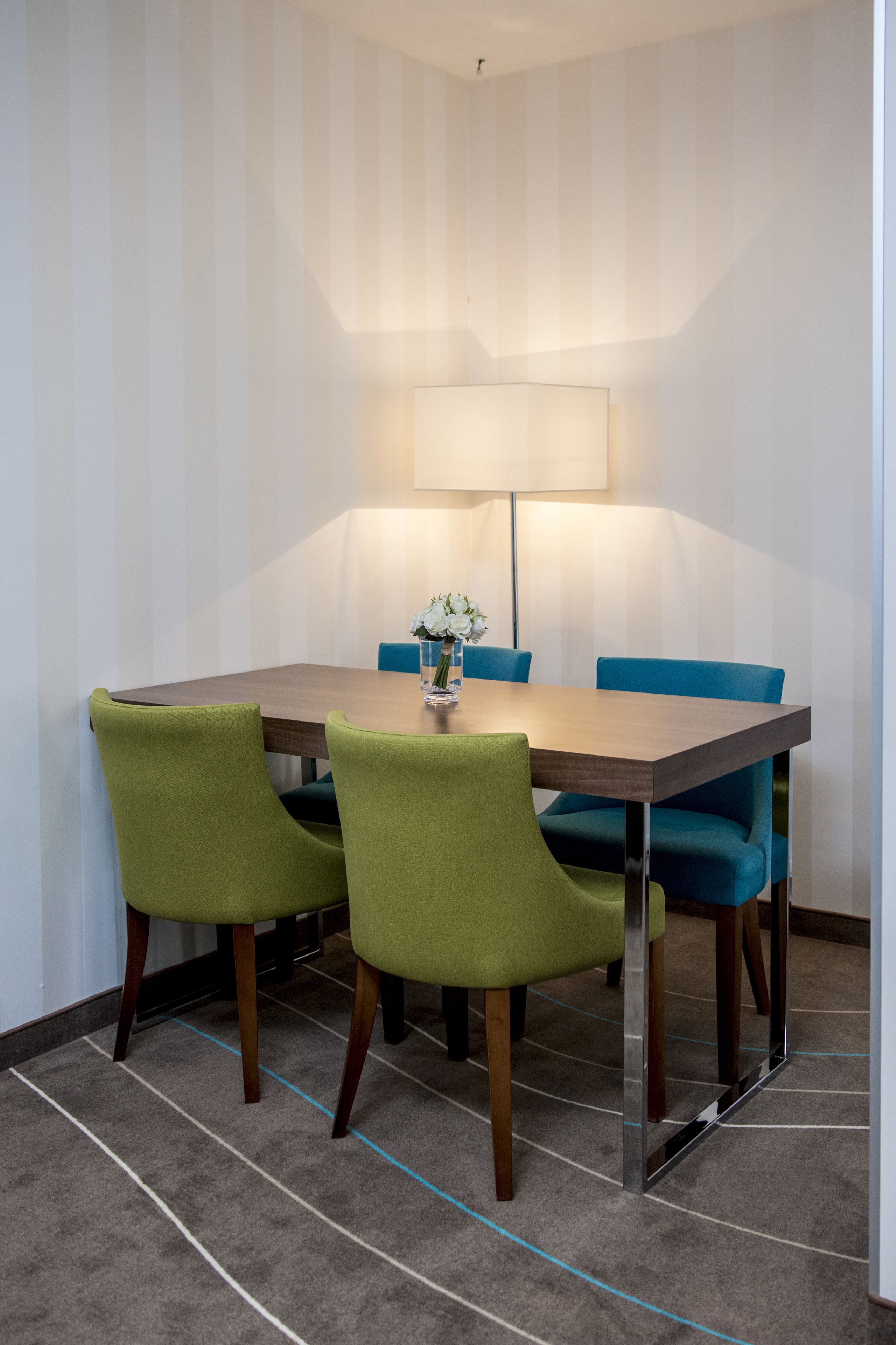 Ein Essbereich mit Tisch, Stühlen und einer Lampe.
