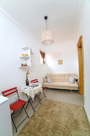 One Bedroom Suite with Kitchen with Old Town View | 起居區 | 43-吋LED 液晶電視、衛星頻道、電視
