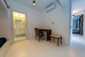 2 Bedroom House Fethiye Oldtown | Coin séjour | Télévision LED de 43 pouces avec chaînes par satellite, télévision