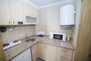 One Bedroom Suite with Kitchen with Old Town View | Private kitchen