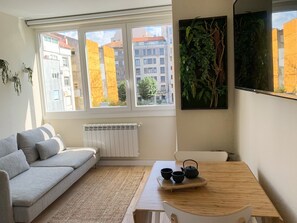 Superior-Studio | Wohnbereich | 32-Zoll-Flachbildfernseher mit Digitalempfang