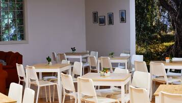 Se ofrece un desayuno bufé (8.00 EUR por persona)