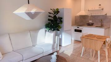 Superior appartement | Woonkamer | Een 32-inch flatscreentelevisie met digitale zenders