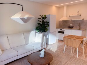 Superior-Apartment | Wohnzimmer | 32-Zoll-Flachbildfernseher mit Digitalempfang