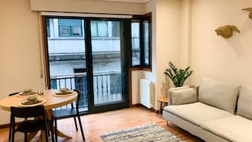Standaard appartement | Woonruimte | Een 55-inch smart-tv met kabelzenders en een televisie