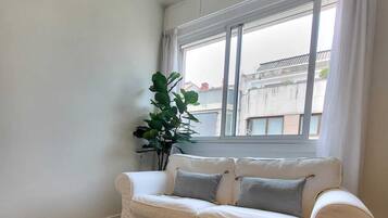 Standaard appartement | Woonkamer | Een 32-inch flatscreentelevisie met digitale zenders