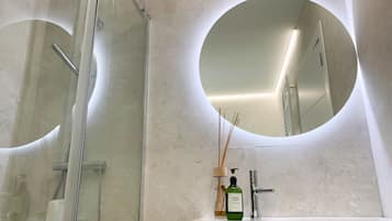 Superior Apartment | Bathroom | Shower, free toiletries, hair dryer, towels
