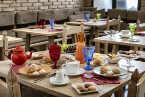 朝食 (オーダー形式)、毎日提供 (1 名様 10 EUR)