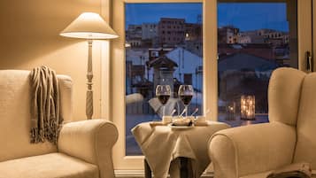 Superior suite, 1 tweepersoonsbed, terras, uitzicht op stad | Woonkamer | Een lcd-televisie