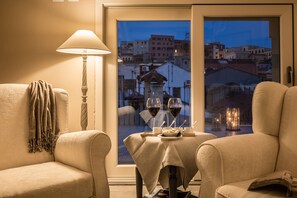 Suite superior, 1 cama doble, terraza, vistas a la ciudad | Sala de estar | Una televisión LCD