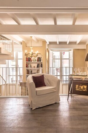 Suite Confort, 1 chambre, balcon | Coin séjour