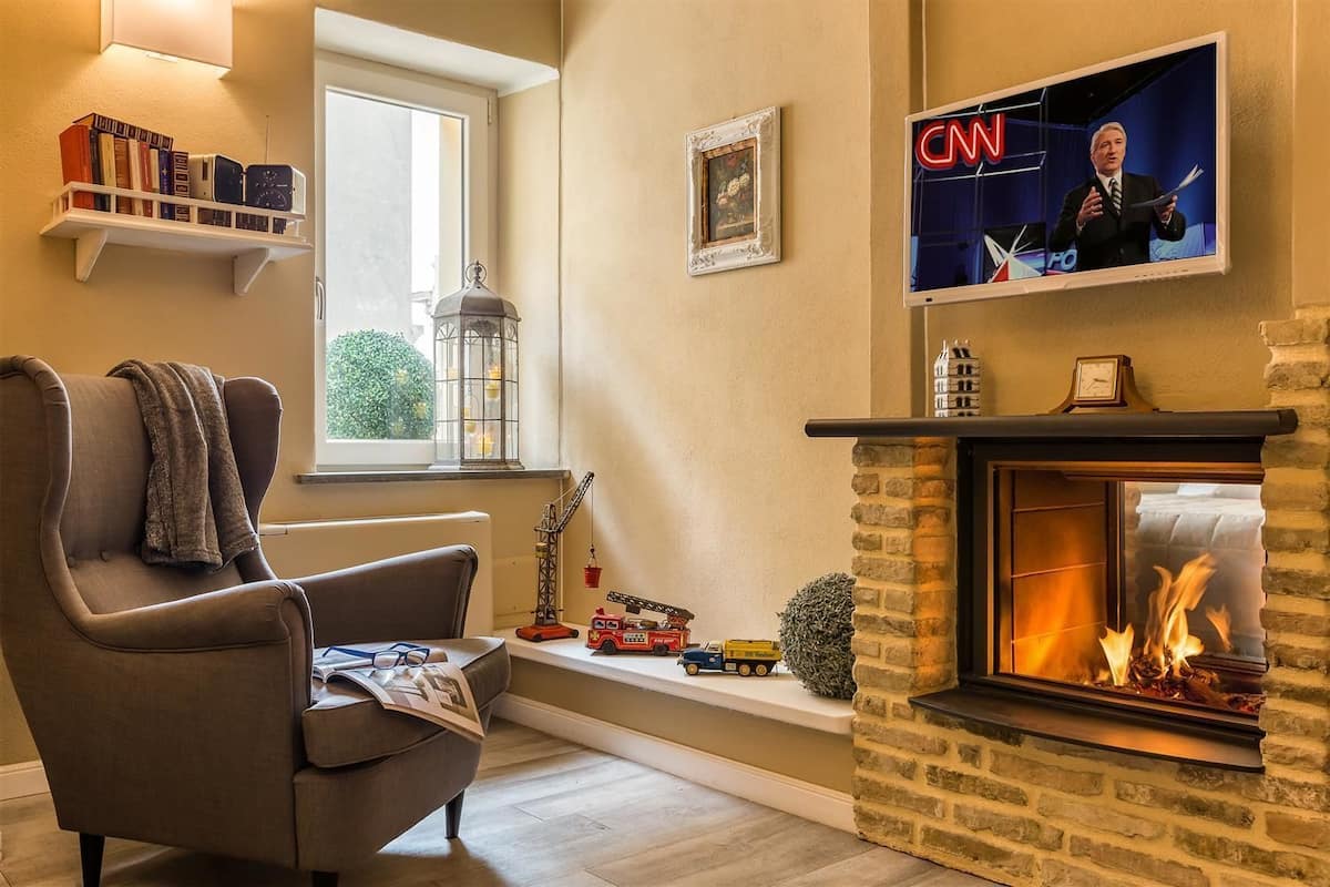Junior suite, 1 tweepersoonsbed, balkon | Woonruimte | Een lcd-televisie