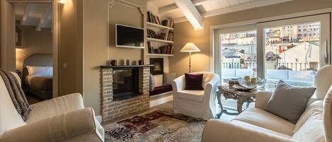 Superior Suite, 1 Double Bed, Terrace, City View | Living area