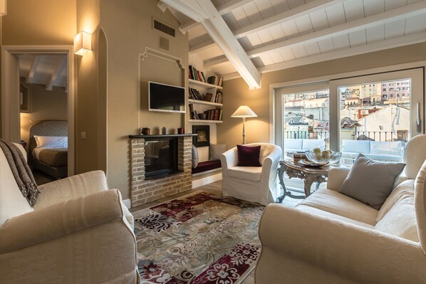 スーペリア スイート ダブルベッド 1 台 テラス シティビュー | リビング エリア | 液晶テレビ