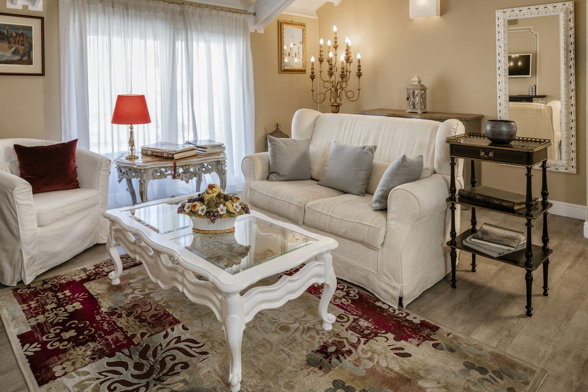 Superior suite, 1 tweepersoonsbed, terras, uitzicht op stad | 1 slaapkamer, een minibar, een kluis op de kamer, geluiddichte muren
