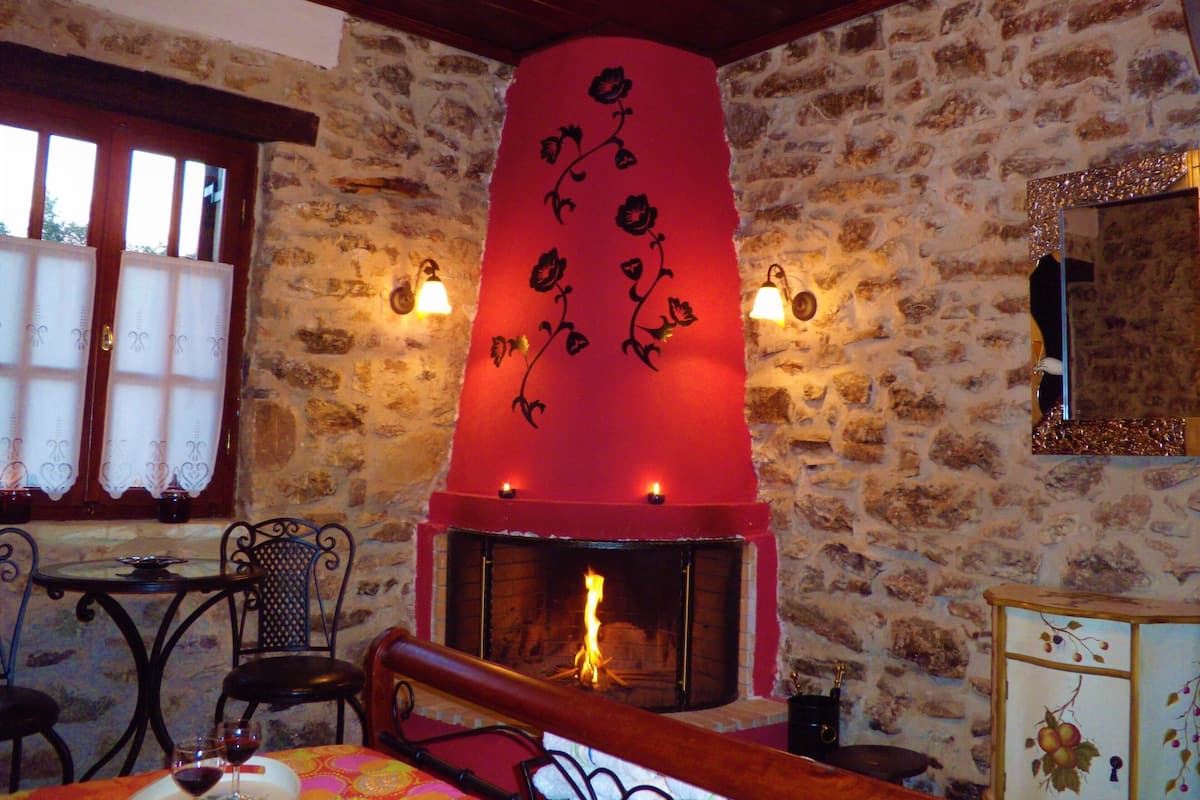 Chambre Ăconomique, cheminĂ©e | Coffres-forts dans les chambres, Wi-Fi gratuit, draps fournis