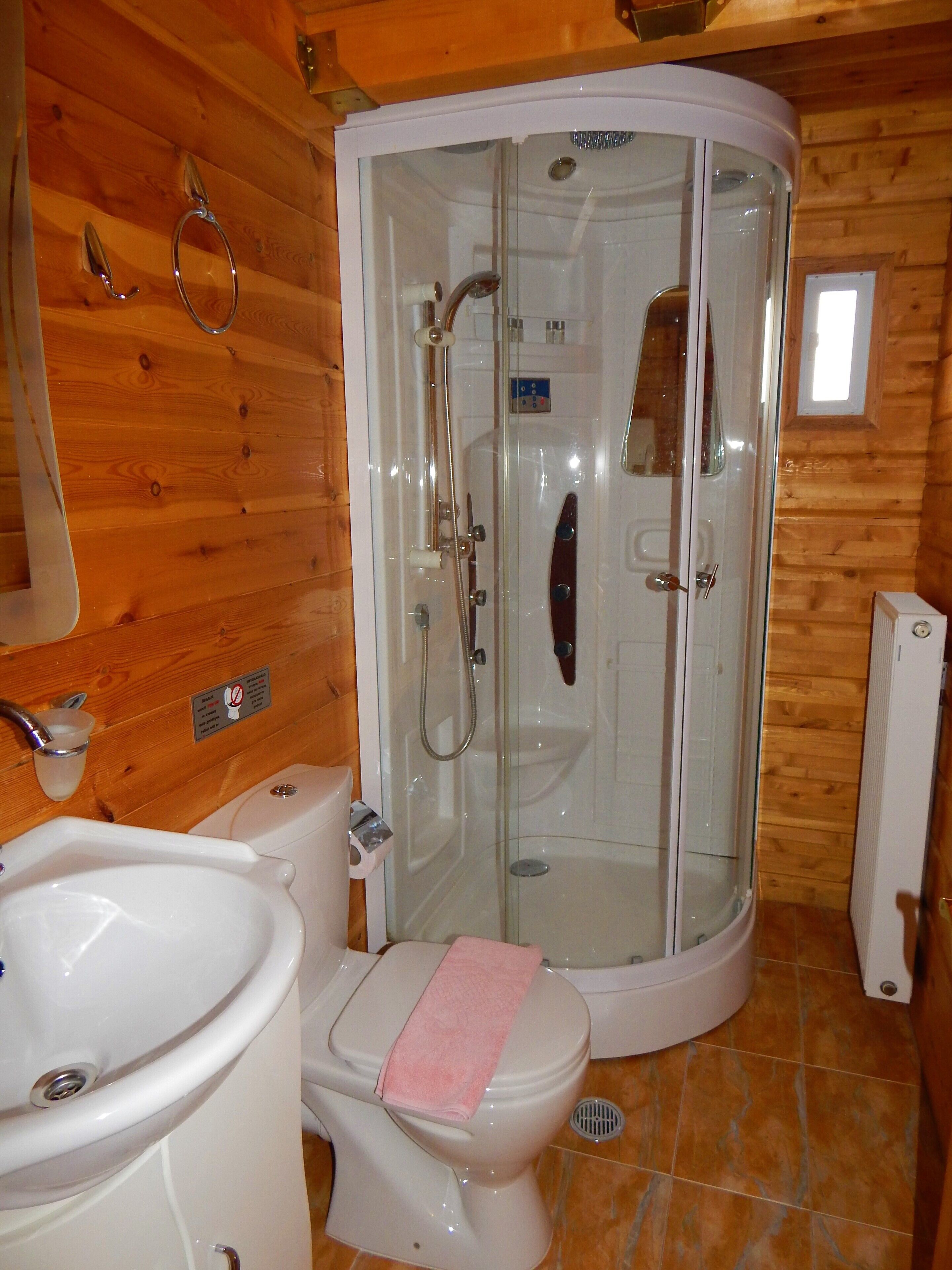 Chambre supérieure, foyer | Salle de bain | Baignoire à remous, articles de toilette (gratuits), séchoir à cheveux