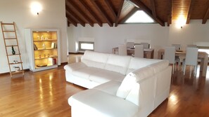 Appartamento Luxury, 3 camere da letto | Area soggiorno | TV a schermo piatto