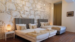 ห้องดีลักซ์สำหรับสี่ท่าน | เครื่องนอนระดับพรีเมียม, เตียงเมมโมรีโฟม, มินิบาร์, ห้องเก็บเสียง