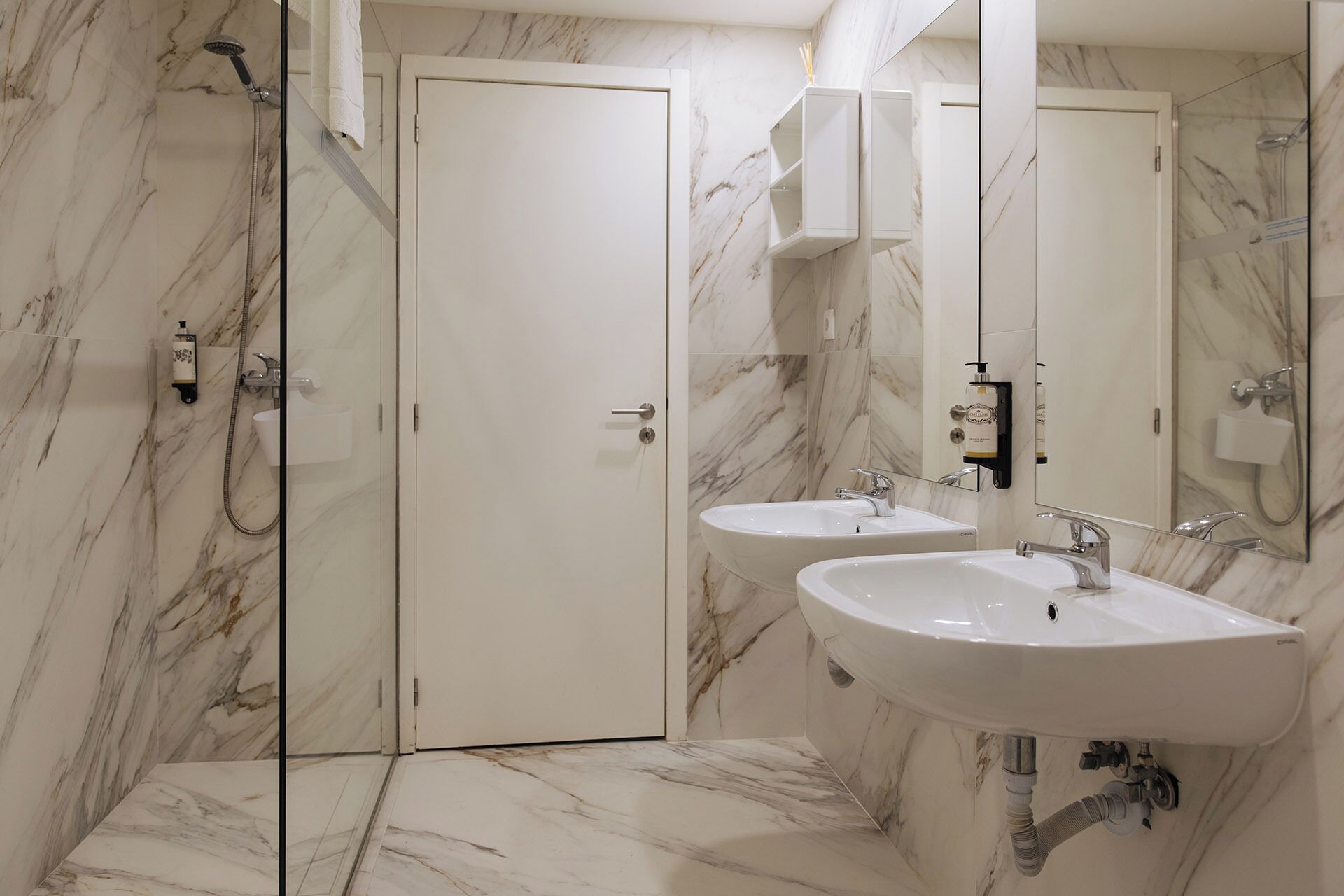 deluxe loft, 2 bedrooms, shared bathroom | bathroom | shower, rainfall showerhead, designer toiletries, hair dryer