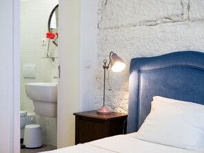 Deluxe-Doppelzimmer | Badezimmer | Dusche, Regendusche, Designer-Toilettenartikel, Haartrockner
