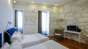 Deluxe-Vierbettzimmer, Balkon | Hochwertige Bettwaren, Betten mit Memory-Foam-Matratzen, Minibar