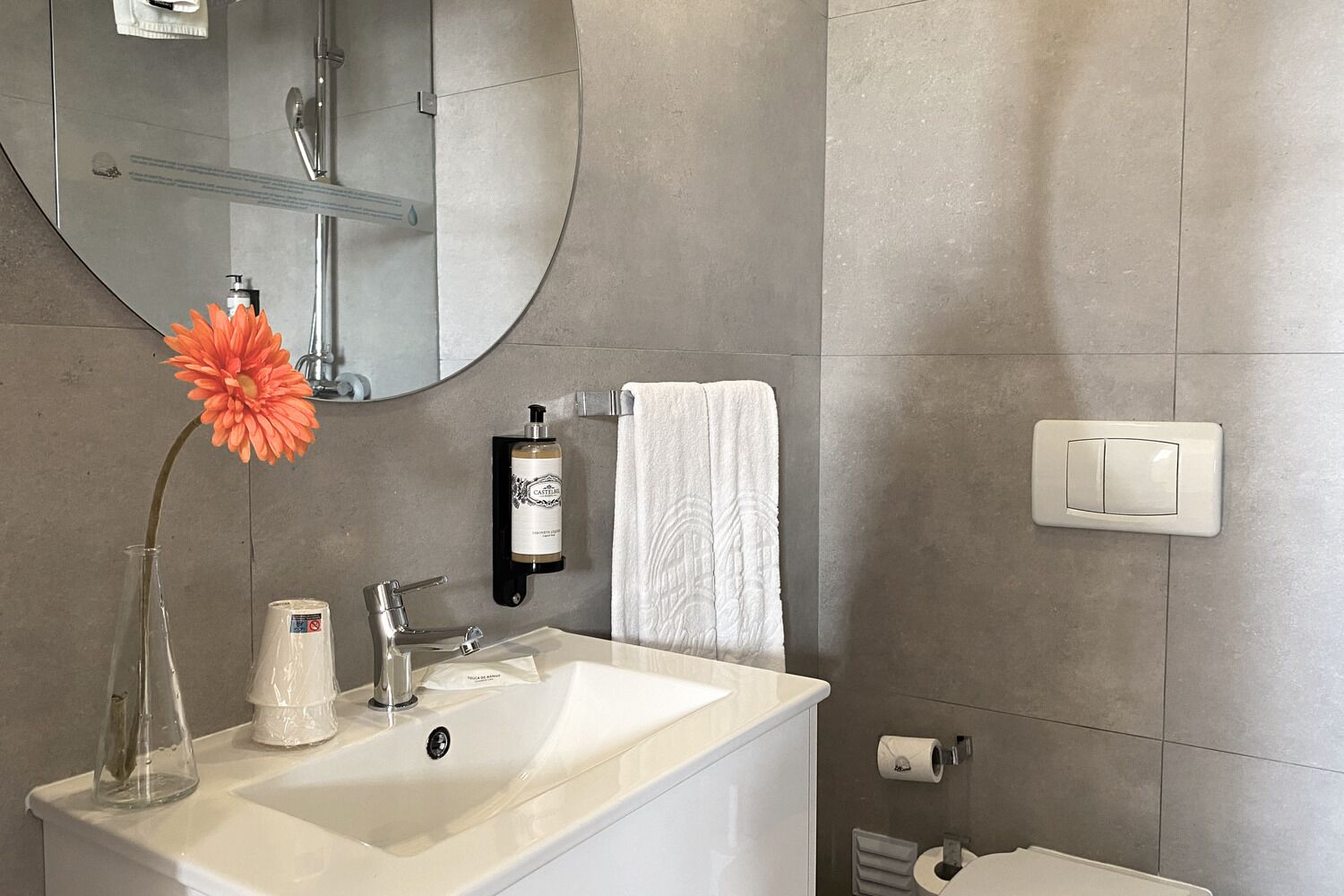 deluxe apartment, 2 bedrooms, garden view | bathroom | shower, rainfall showerhead, designer toiletries, hair dryer