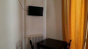Desk, soundproofing, rollaway beds (surcharge), WiFi (free) - Hôtel du Métro (Paris)